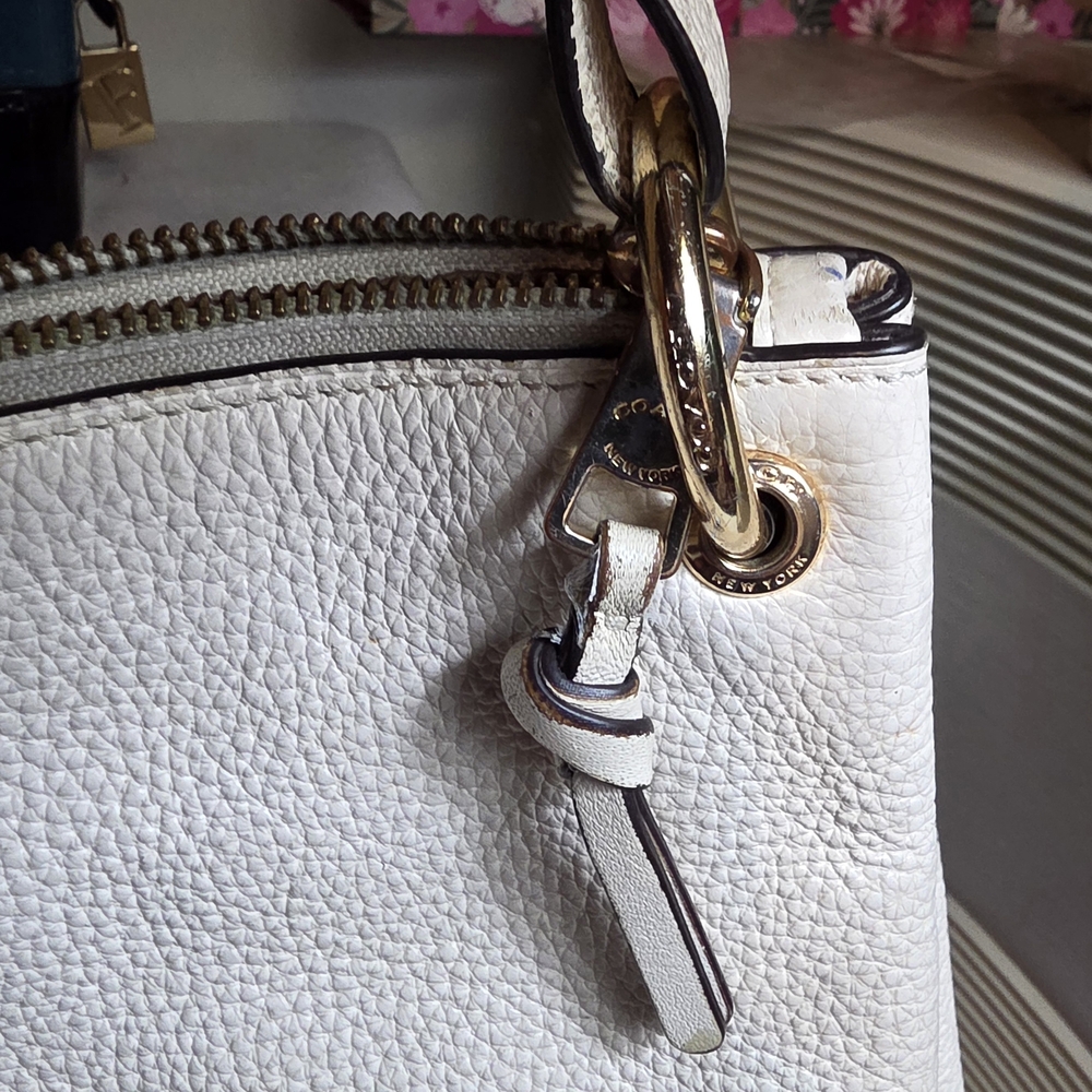 Coach Chalk Grey Shoulder Bag* Needs A Good Cleaning - Picture 3 of 13